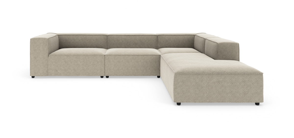 L-formet modulsofa i beige stof på hvid studiobaggrund.