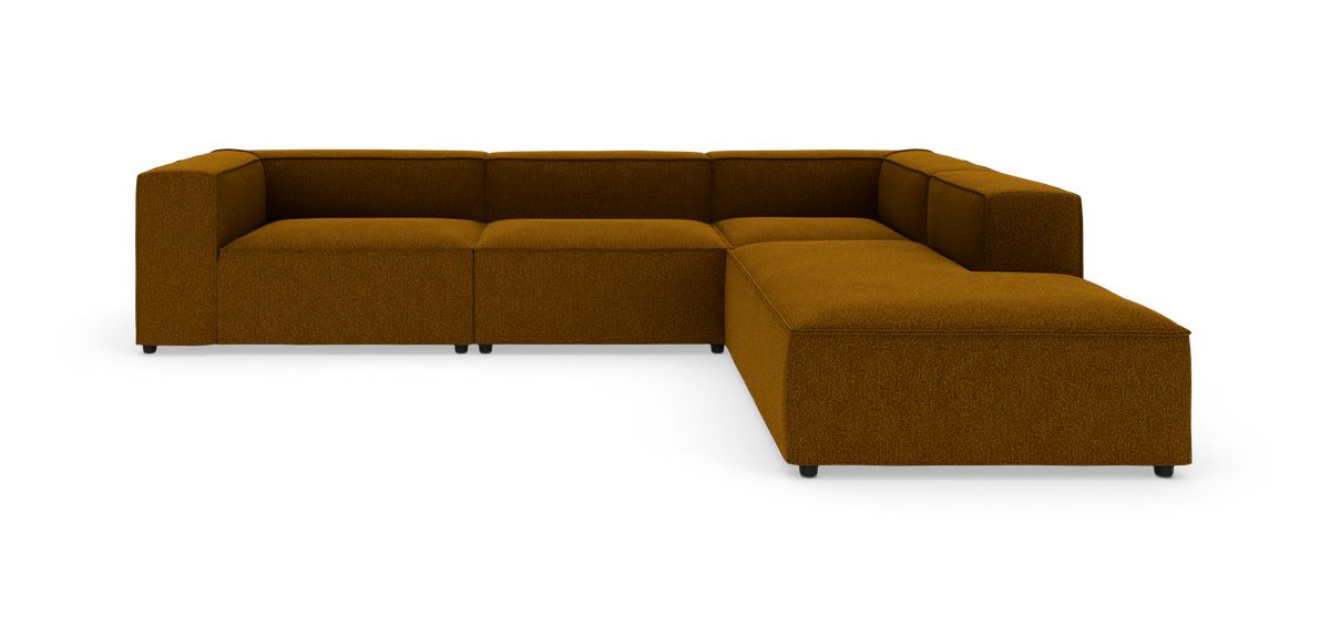 Modulsofa i sennepsgult stof, L‑formet hjørnesofa med chaiselong til højre, frilagt på hvid baggrund.