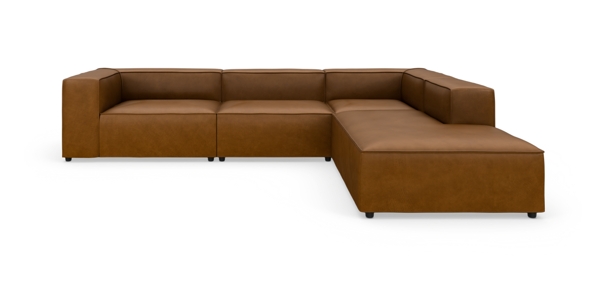 Brun modulær hjørnesofa i læder med brede armlæn på hvid baggrund.