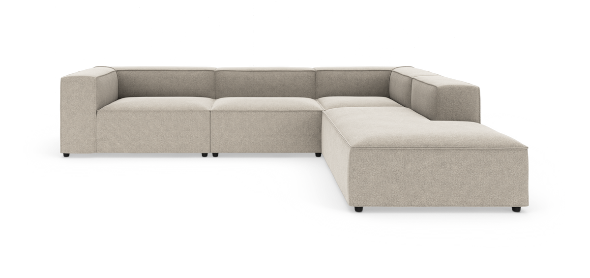 L‑formet modulsofa i beige stof med højrevendt chaiselong, frontvinkel på hvid baggrund.
