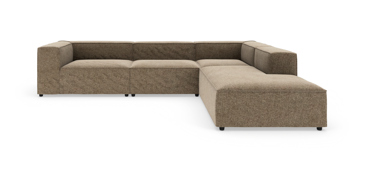 Modulsofa i L-form i beige meleret stof med brede armlæn og lav ryg – isoleret på hvid baggrund.