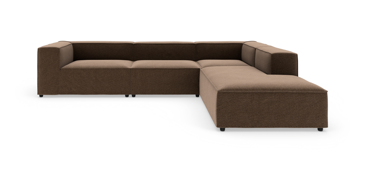 L-formet modulsofa i brun tekstil med brede armlæn, moderne og lav profil på hvid baggrund.