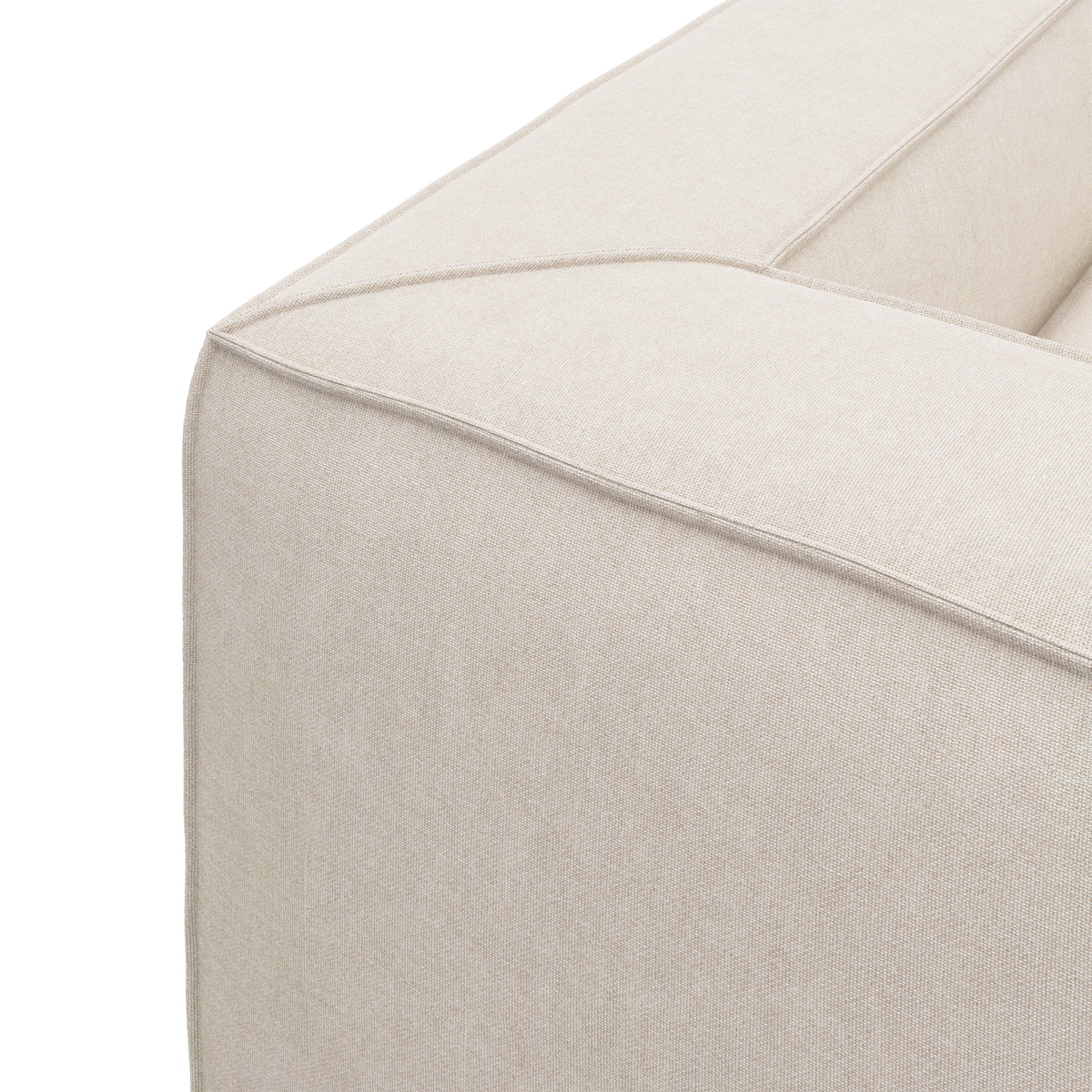 Nærbillede af et beige sofas hjørne med stofbetræk på hvid baggrund.