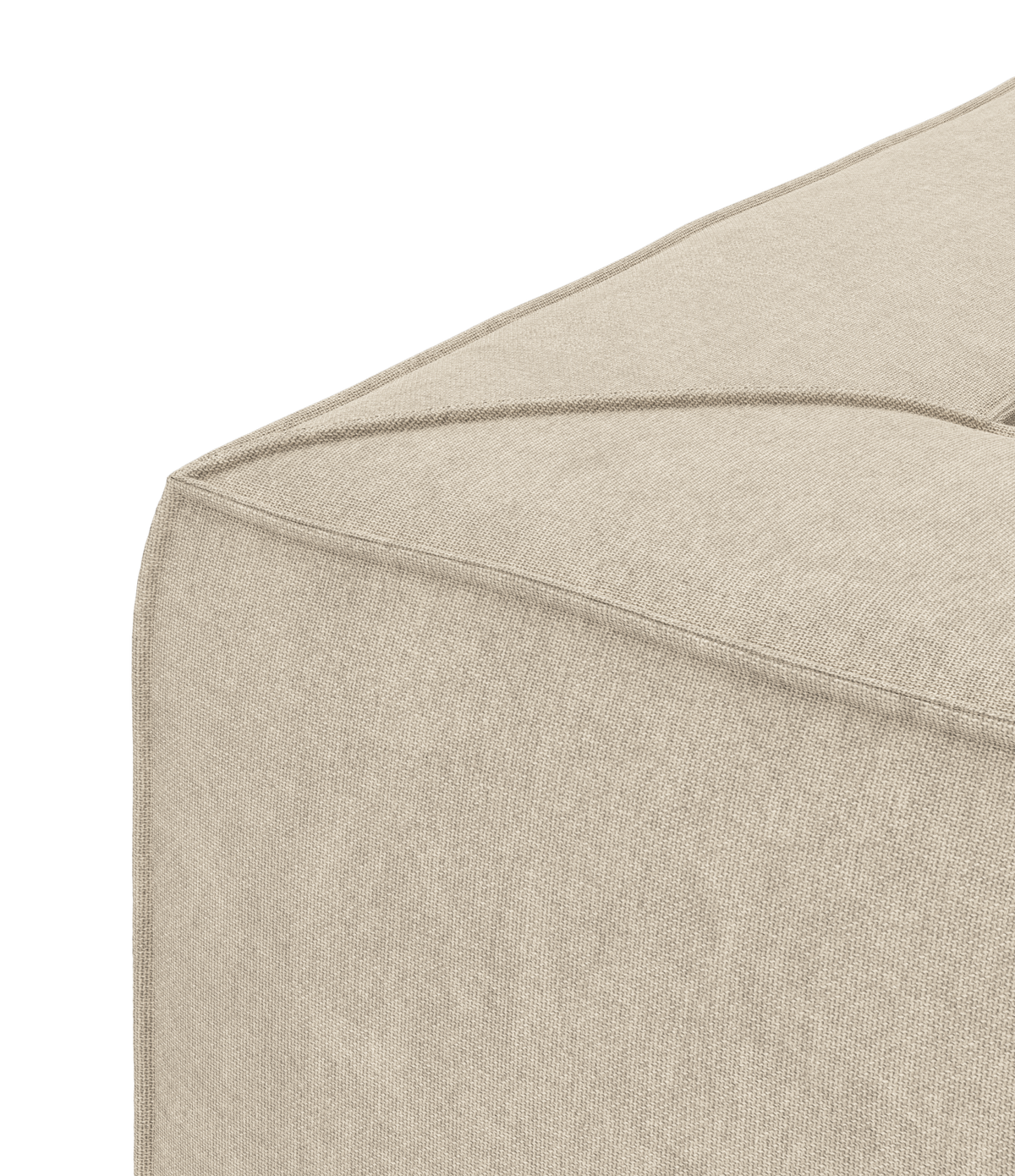 Nærbillede af hjørnet på en beige stofpuf med markante syninger på hvid baggrund.