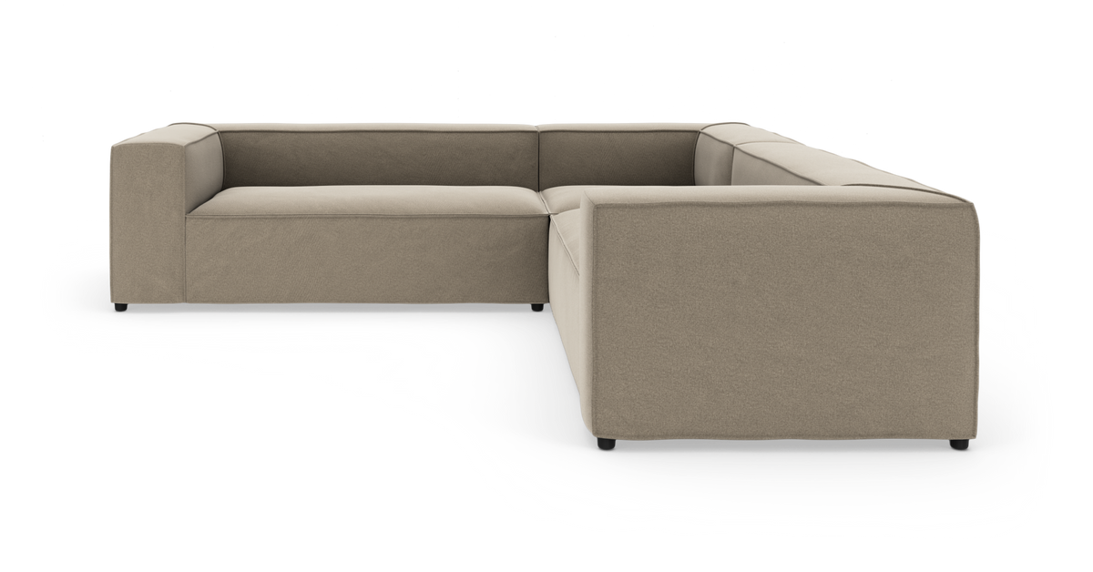Beigefarvet L-formet modulsofa i moderne, minimalistisk design på hvid baggrund.