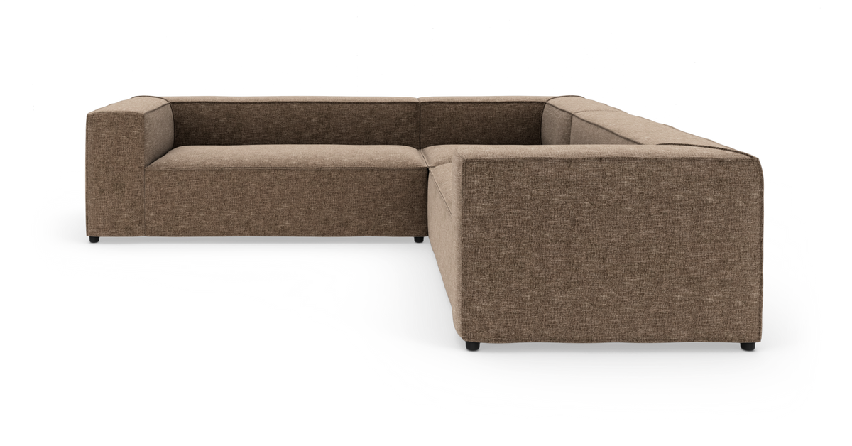 L-formet modulsofa i brunbeige stof på hvid studiobaggrund.