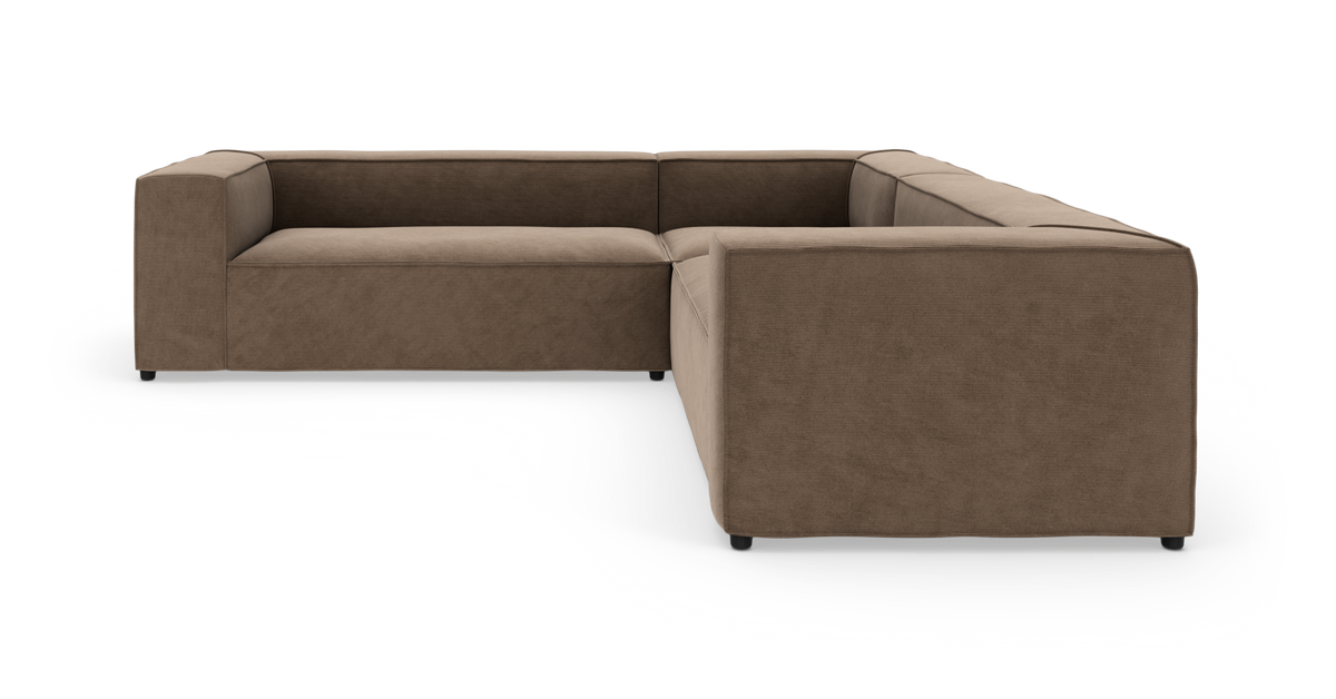 Brun modulopbygget L‑sofa med brede armlæn, frilagt på hvid baggrund.