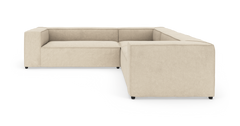 Beige U-formet modulsofa med brede armlæn og lav ryg, fritstående mod hvid studiobaggrund, set skråt forfra.