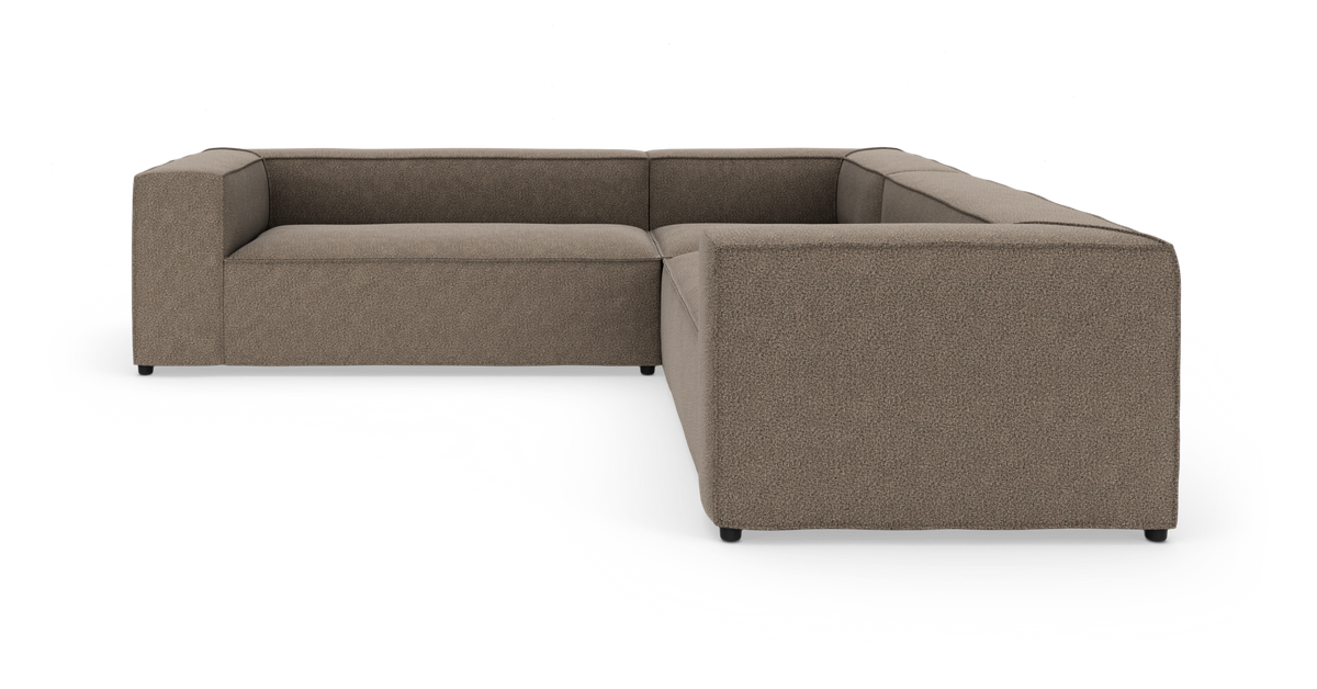 L-formet modulsofa i beige/taupe stof på hvid baggrund.