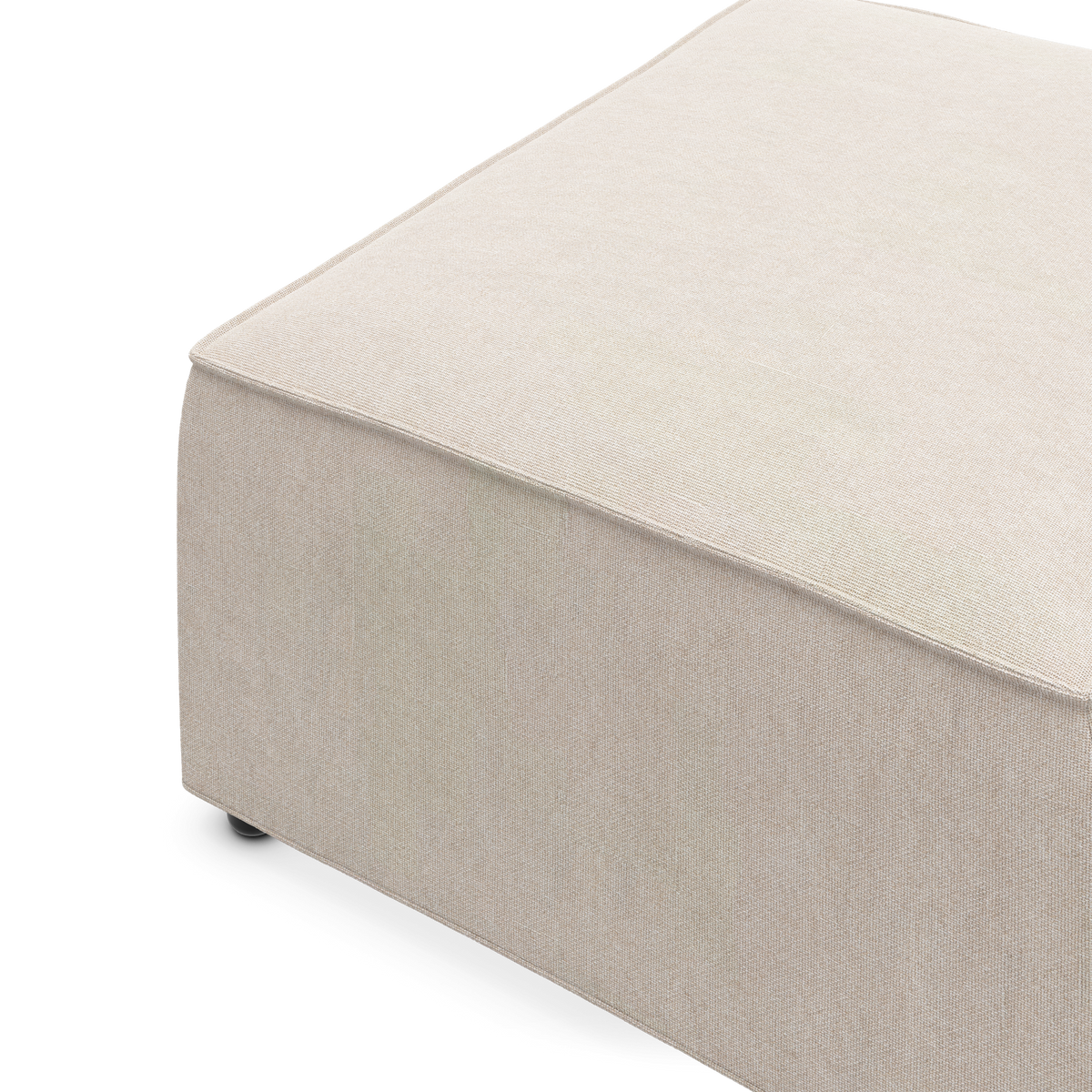Beige stofpuf i kubeform på hvid studiobaggrund.