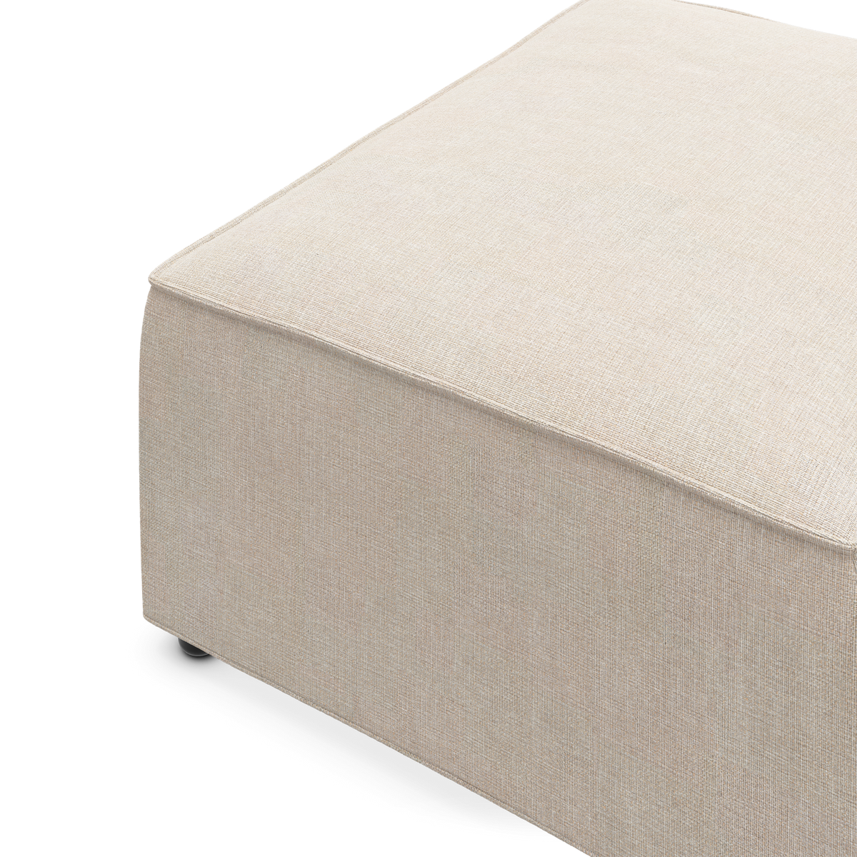 Beige firkantet stofpuf/ottoman med bløde kanter, frilagt på hvid baggrund.