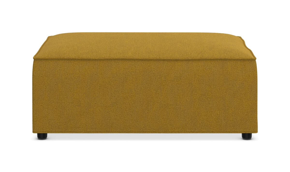 Sennepsgul firkantet puf/ottoman set forfra på neutral baggrund.