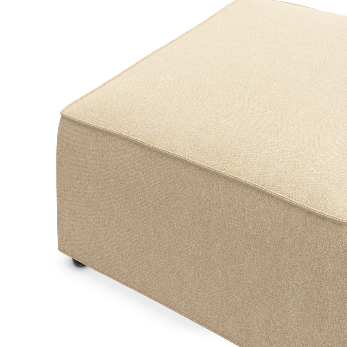 Beige firkantet puf/ottoman i stof på hvid baggrund.