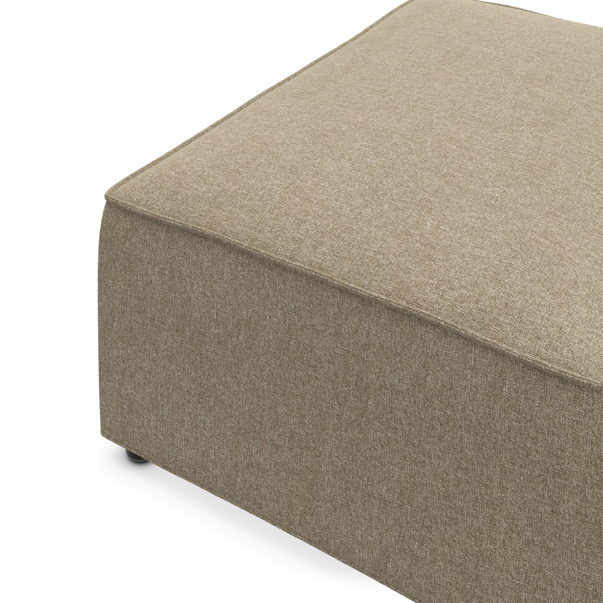 Beige kvadratisk stofpuf/ottoman, close-up i studiemiljø.
