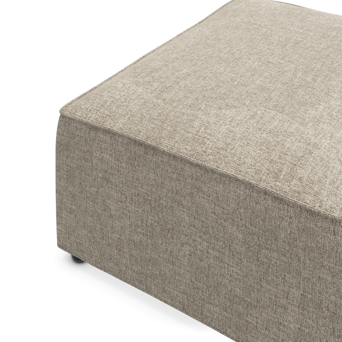 Beige stofpuf/ottoman i close-up på hvid baggrund.