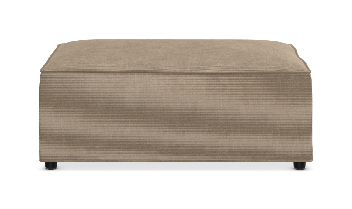 Beige kvadratisk puf i stof set forfra.