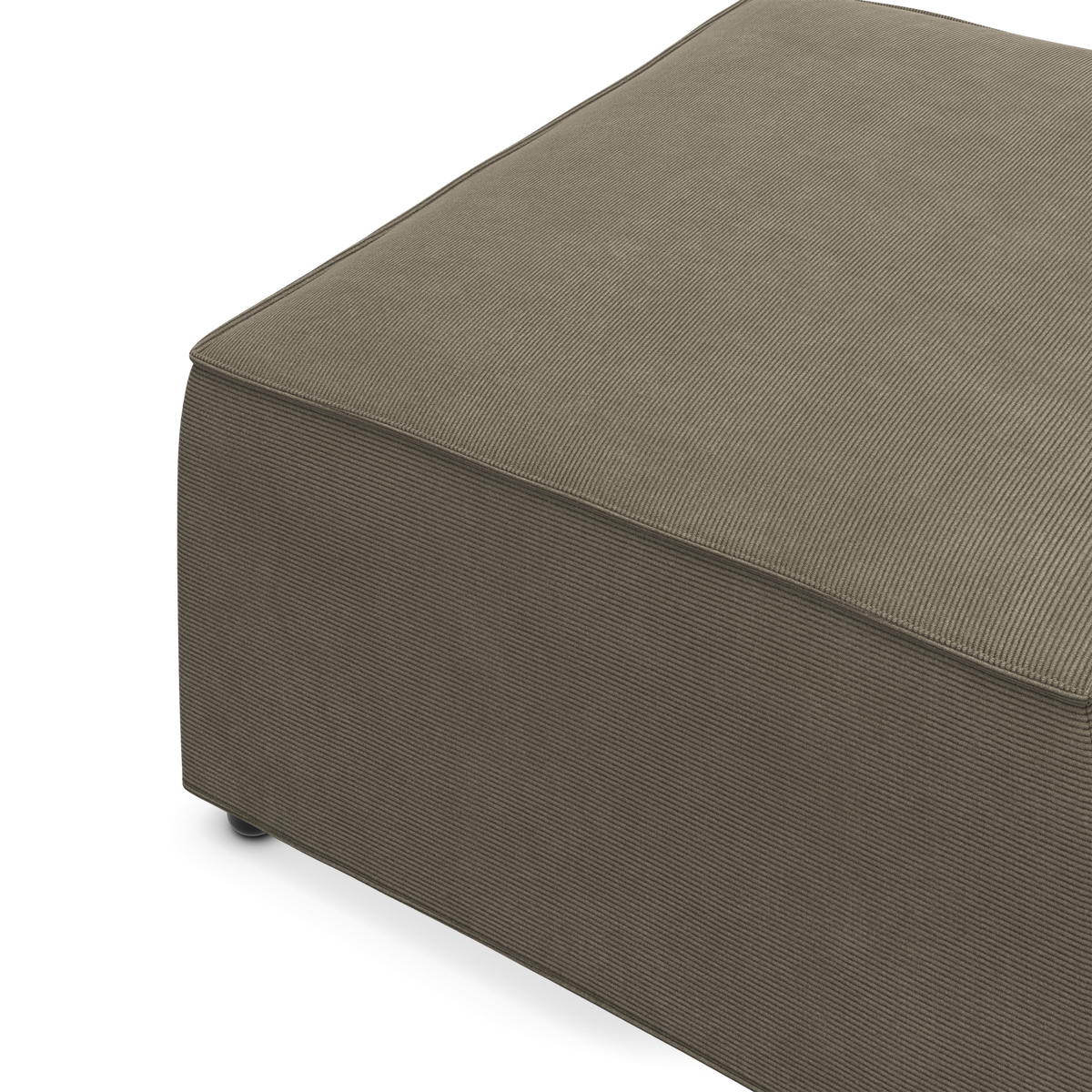 Detalje af kvadratisk puf med riflet beige betræk.