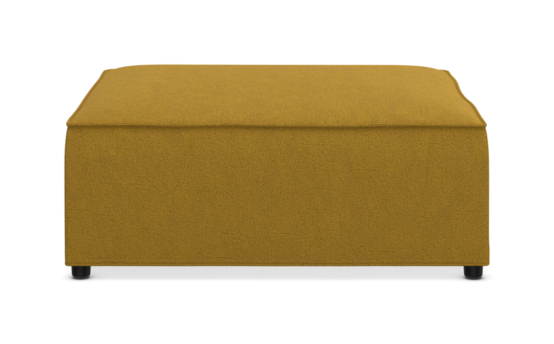 Sennepsgul, firkantet stofpuf/ottoman set forfra på neutral studiobaggrund.
