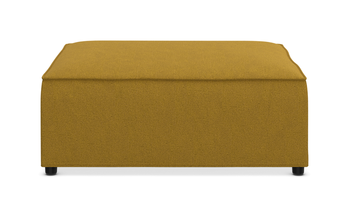 Sennepsgul, firkantet stofpuf/ottoman set forfra på neutral studiobaggrund.