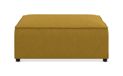 Sennepsgul, firkantet stofpuf/ottoman set forfra på neutral studiobaggrund.