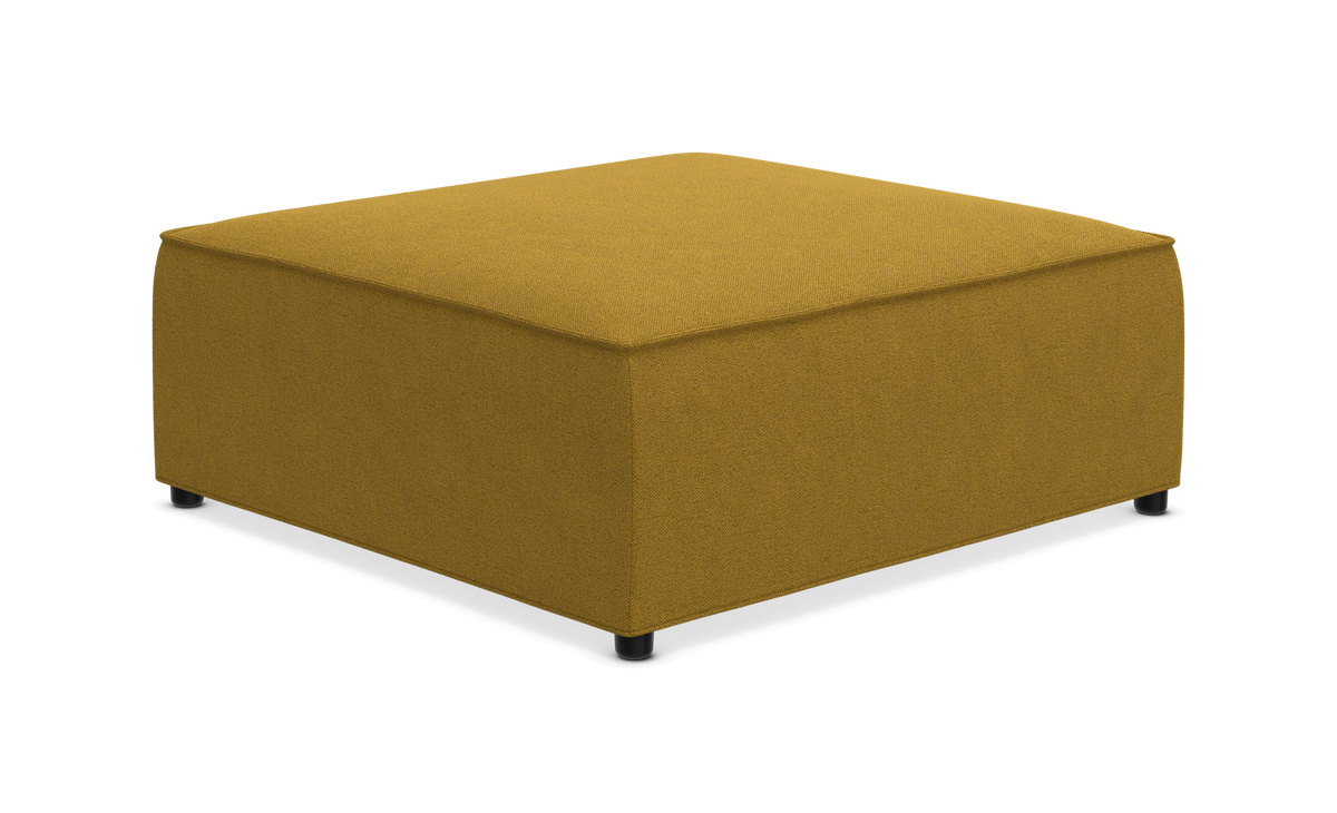 Sennepsgul firkantet puf/sofa-modul i stof, fritlagt på hvid baggrund.