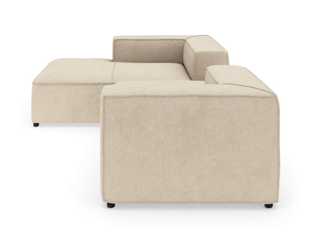Beige modulhjørnesofa set bagfra på hvid studiebaggrund.