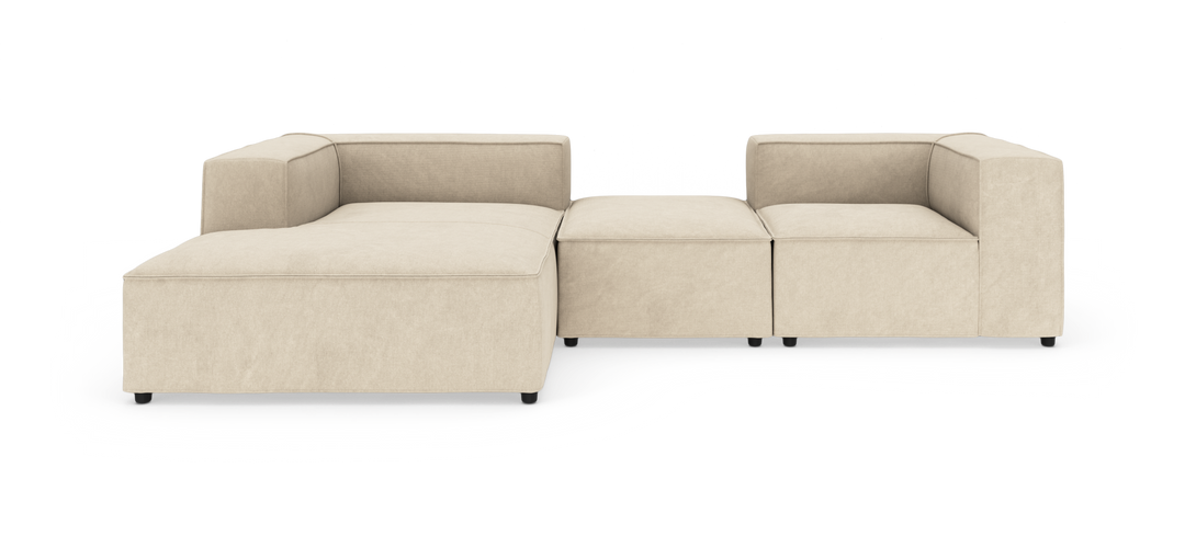 Modulsofa i beige stof med venstrevendt chaiselong og to lige moduler, frilagt på hvid baggrund.