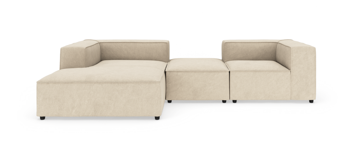 Modulsofa i beige stof med venstrevendt chaiselong og to lige moduler, frilagt på hvid baggrund.