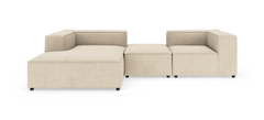 Modulsofa i beige stof med venstrevendt chaiselong og to lige moduler, frilagt på hvid baggrund.