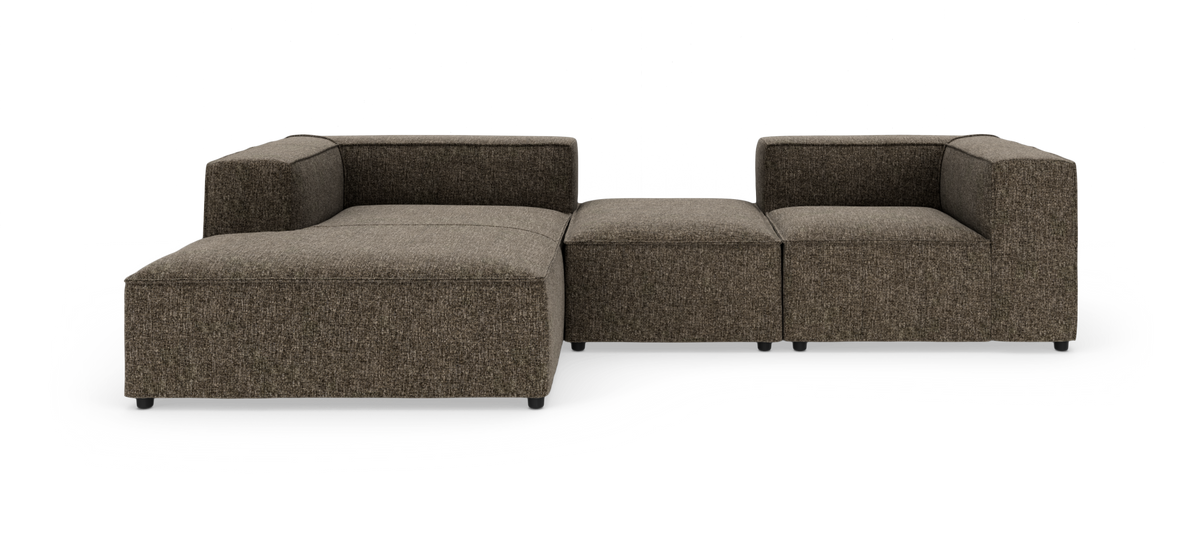 Modulsofa i brunmeleret stof med venstre chaiselong, to hjørnemoduler og en midtpuf, frilagt på hvid baggrund.