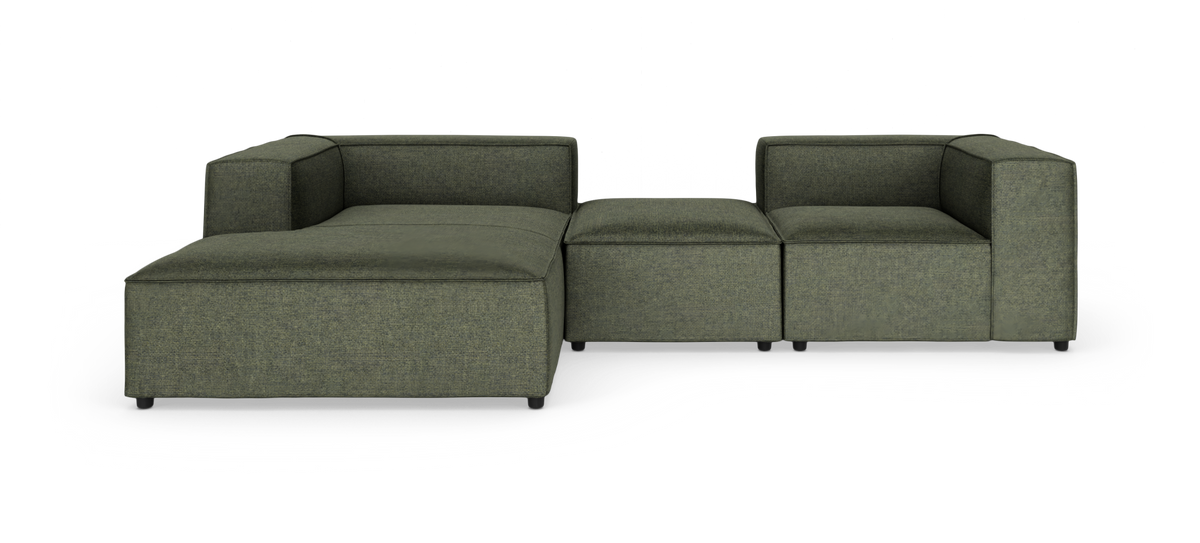 Modulsofa i olivgrøn tekstil med chaiselong til venstre, lave sorte ben og bokset, moderne design.