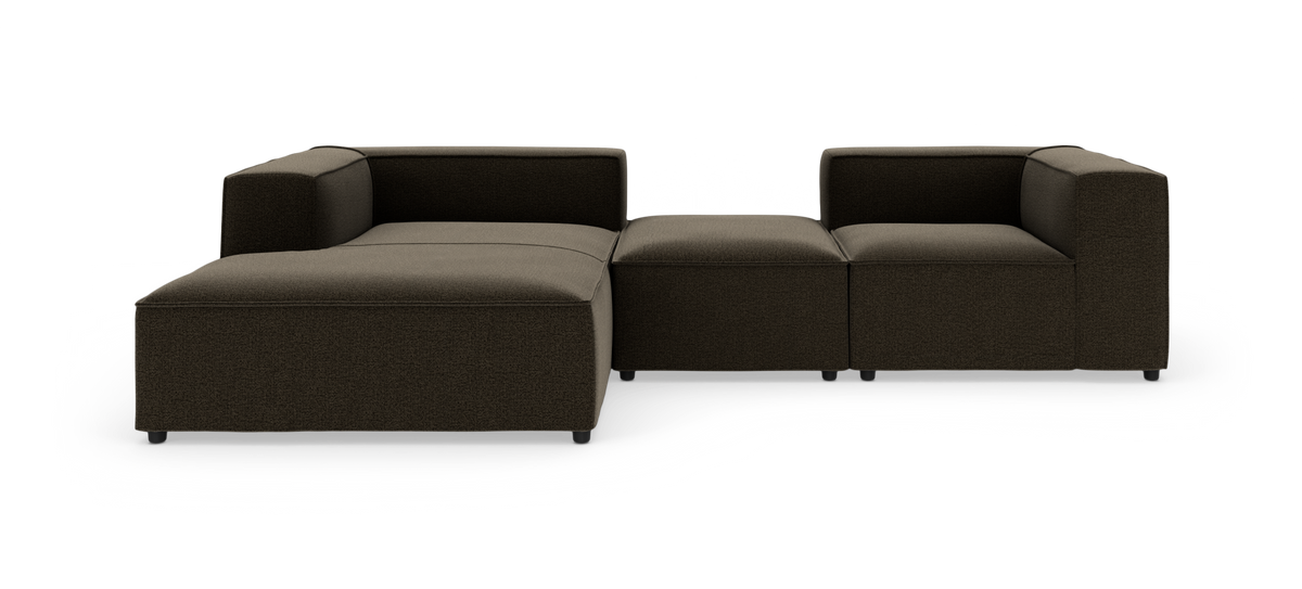 Modulsofa i mørkebrun tekstil med chaiselong og to hjørnemoduler, frilagt på hvid baggrund.
