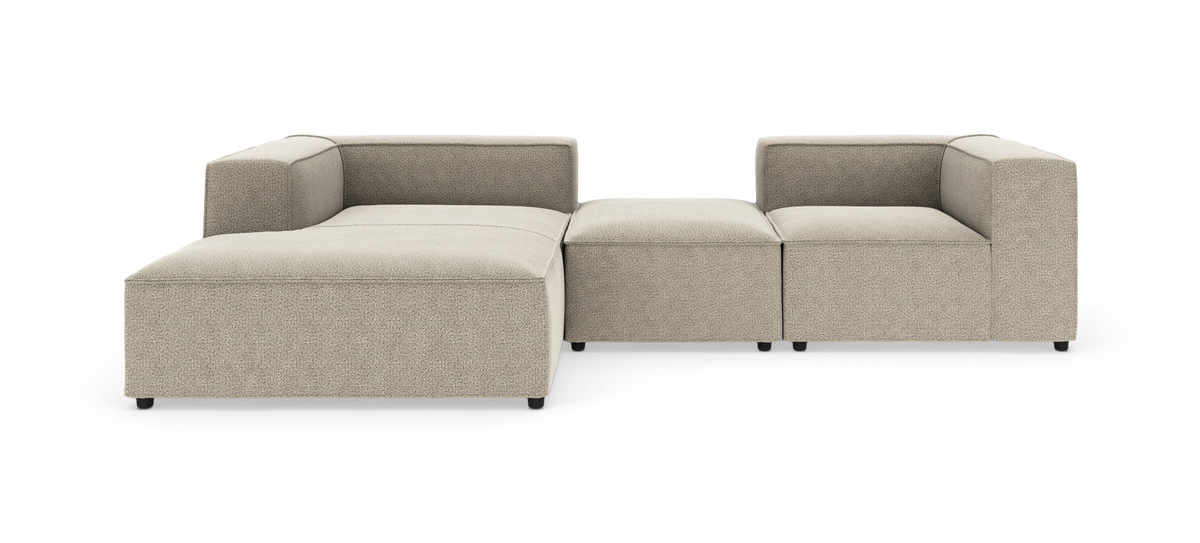 Beige modulsofa med chaiselong til venstre samt hjørne- og midtermoduler på række, frilagt på hvid baggrund.