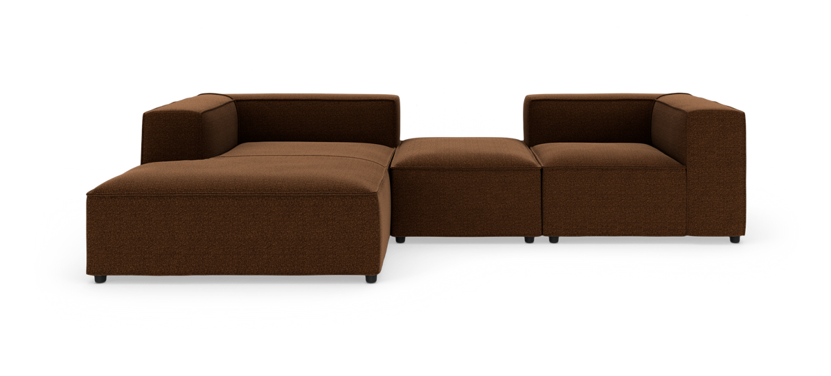Modulær brun hjørnesofa i stof med chaiselong, fritlagt på hvid baggrund.
