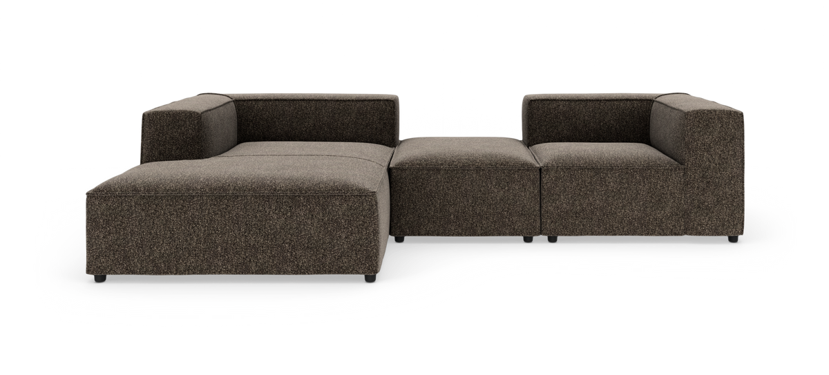 Modulsofa i brunmeleret stof med venstre chaiselong og åbent hjørne, fotograferet forfra i studie.