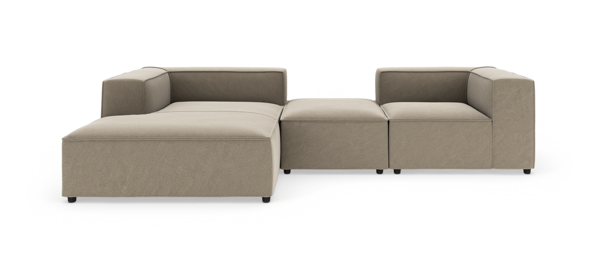 Modulær beige hjørnesofa med venstre chaiselong og midterpuf, bokset lav profil, isoleret på hvid baggrund.