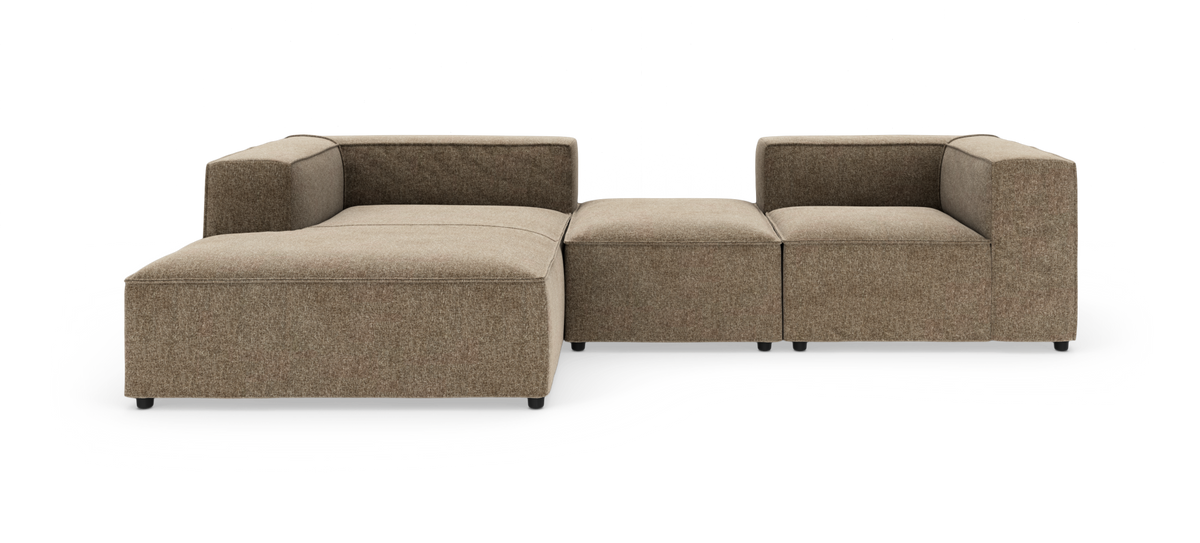 Modulær brun stofsofa med chaiselong til venstre, fotograferet forfra på hvid baggrund.