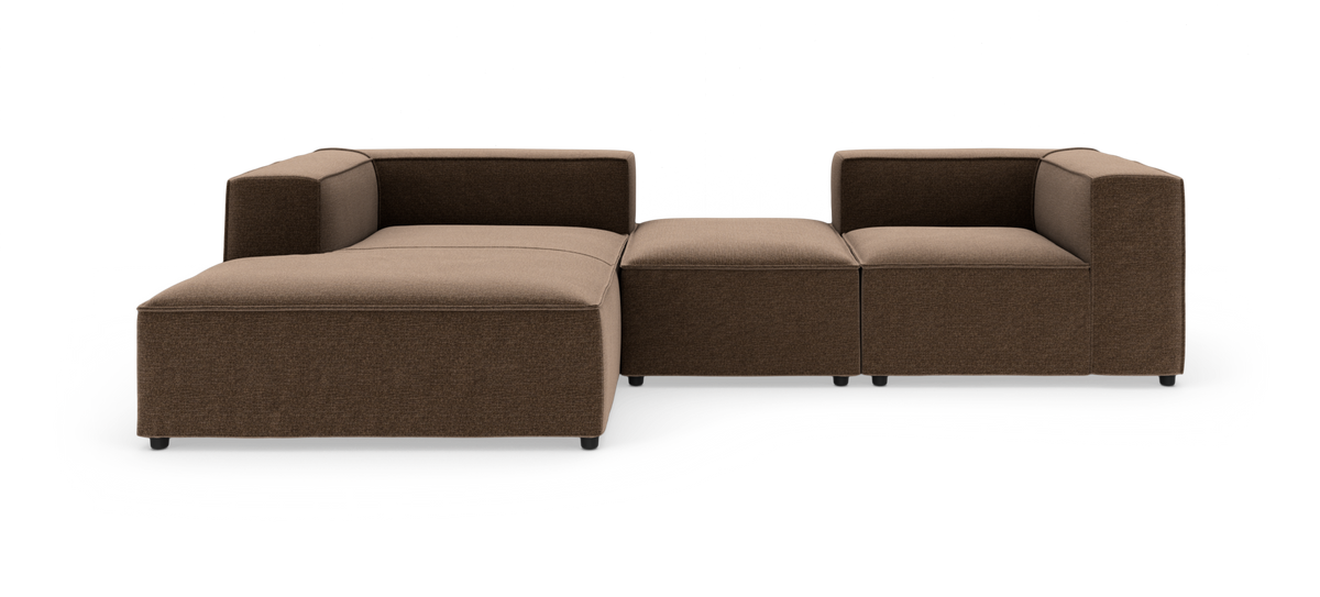 Modulsofa i brun tekstil med venstrevendt chaiselong og to sædemoduler, frilagt på hvid baggrund.