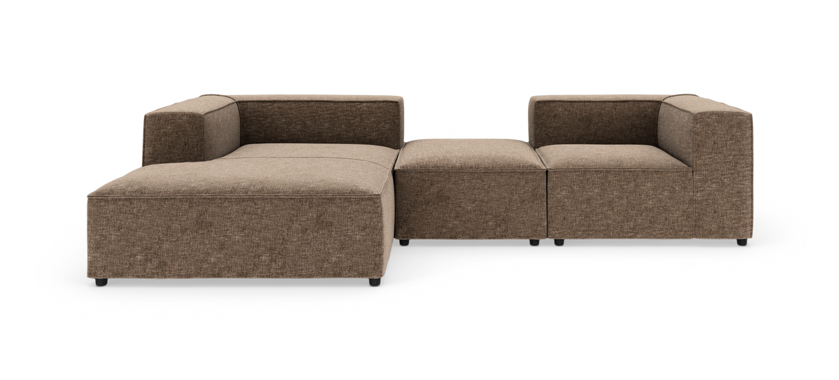 Modulær brun hjørnesofa i stof på hvid studiobaggrund set forfra.