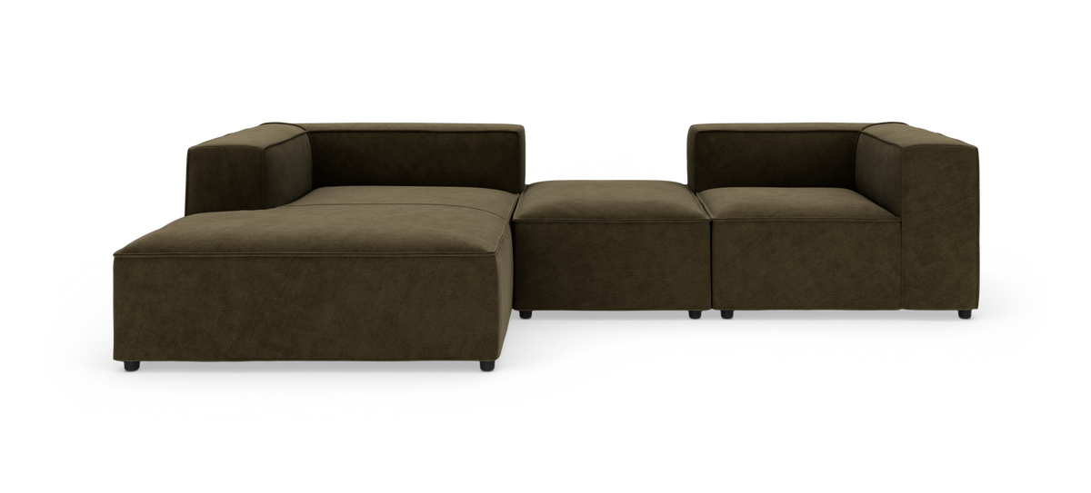 Modulsofa i mørk olivenbrun stof med brede armlæn og lav profil, fotograferet forfra på hvid baggrund.