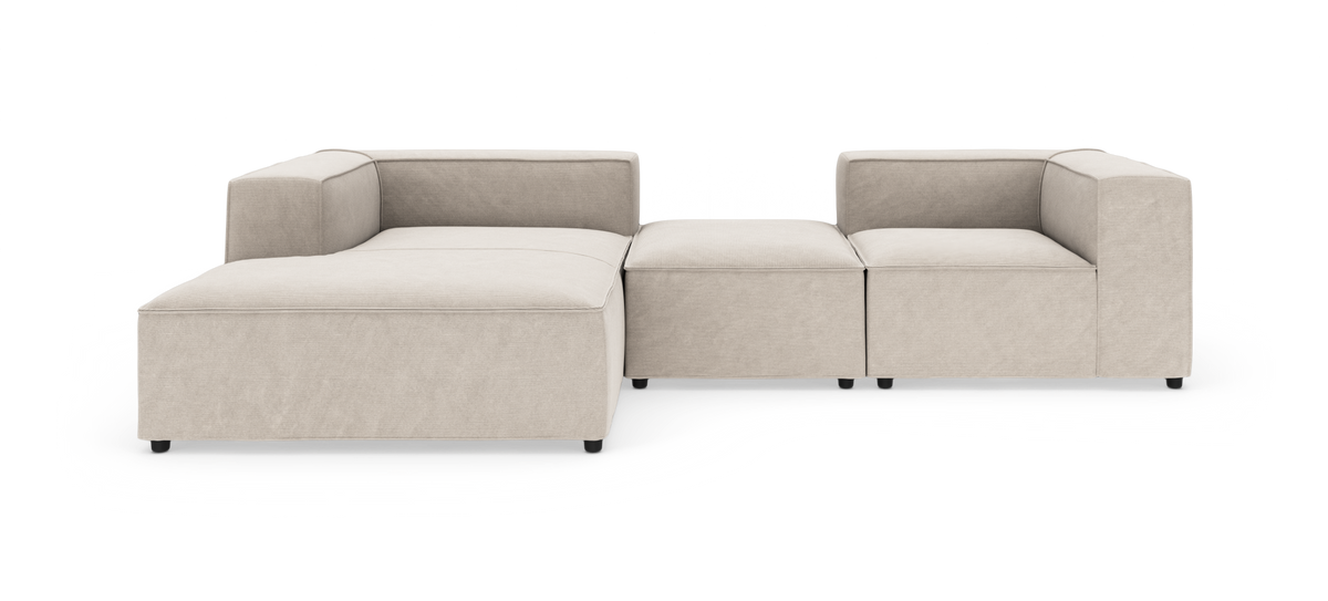 Modulær beige hjørnesofa med chaiselong i stof, fritlagt på hvid baggrund.