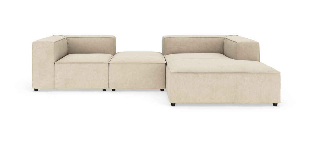 Beige modulsofa i L‑form med chaiselong, frilagt mod hvid baggrund i frontvisning.