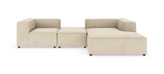 Beige modulsofa i L‑form med chaiselong, frilagt mod hvid baggrund i frontvisning.