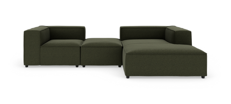 Modulær mørkegrøn hjørnesofa med chaiselong, kubiske armlæn og lav profil på hvid baggrund.