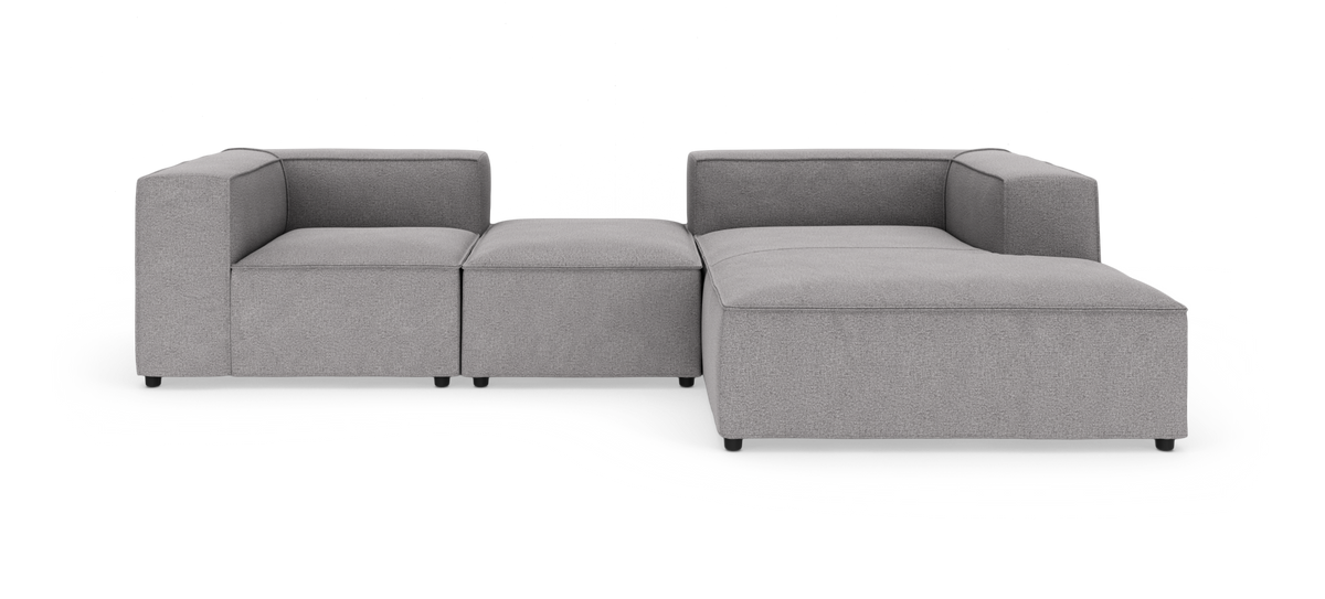 Modulær grå hjørnesofa med chaiselong i stof, frilagt på hvid baggrund.