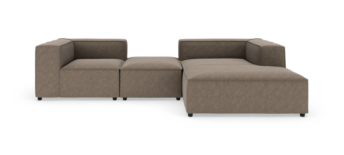 Brun/beige modulsofa i stof med lav profil og L‑form, frilagt på hvid baggrund.