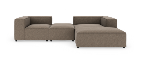 Brun/beige modulsofa i stof med lav profil og L‑form, frilagt på hvid baggrund.