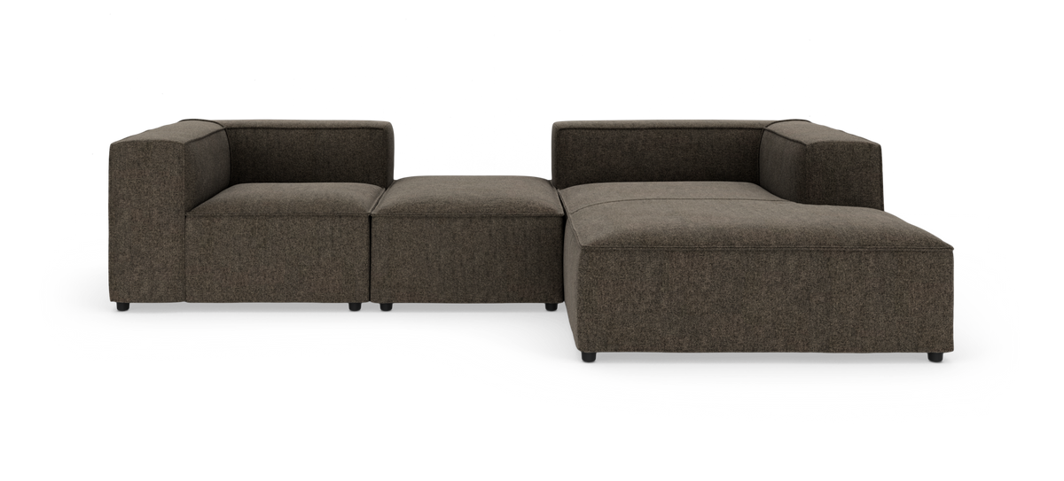 Modulsofa i mørkebrun tekstil med venstrehjørne, midterpuf og stor chaiselong på højre side.