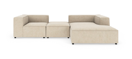 Beige modulsofa i stof med højre chaiselong og midterpuf, frontvisning på hvid studiebaggrund.