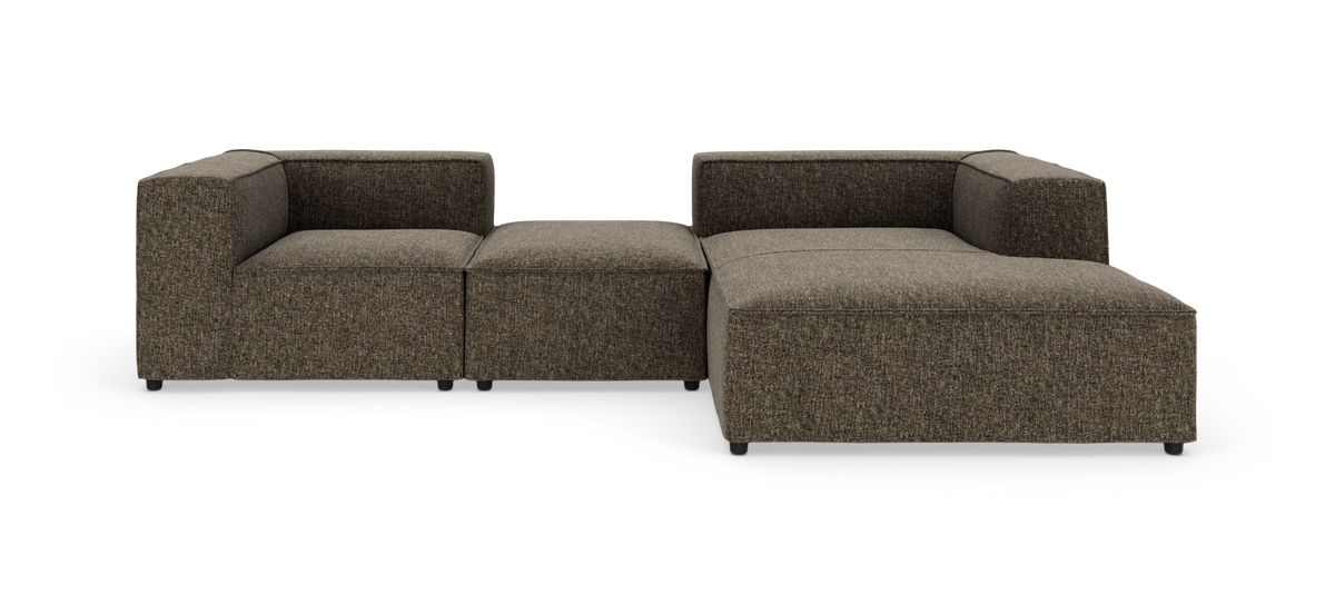 Brun tekstil modulsofa med chaiselong og puf på hvid studiobaggrund.